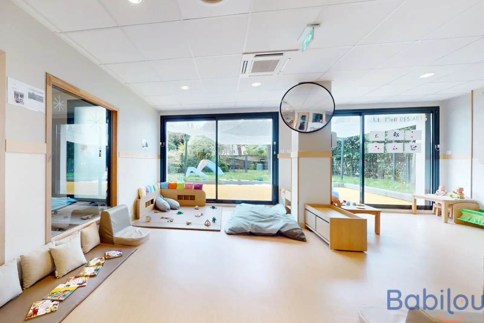 Salle de vie avec vue sur le jardin de la micro-crèche Babilou Enghien Division Leclerc