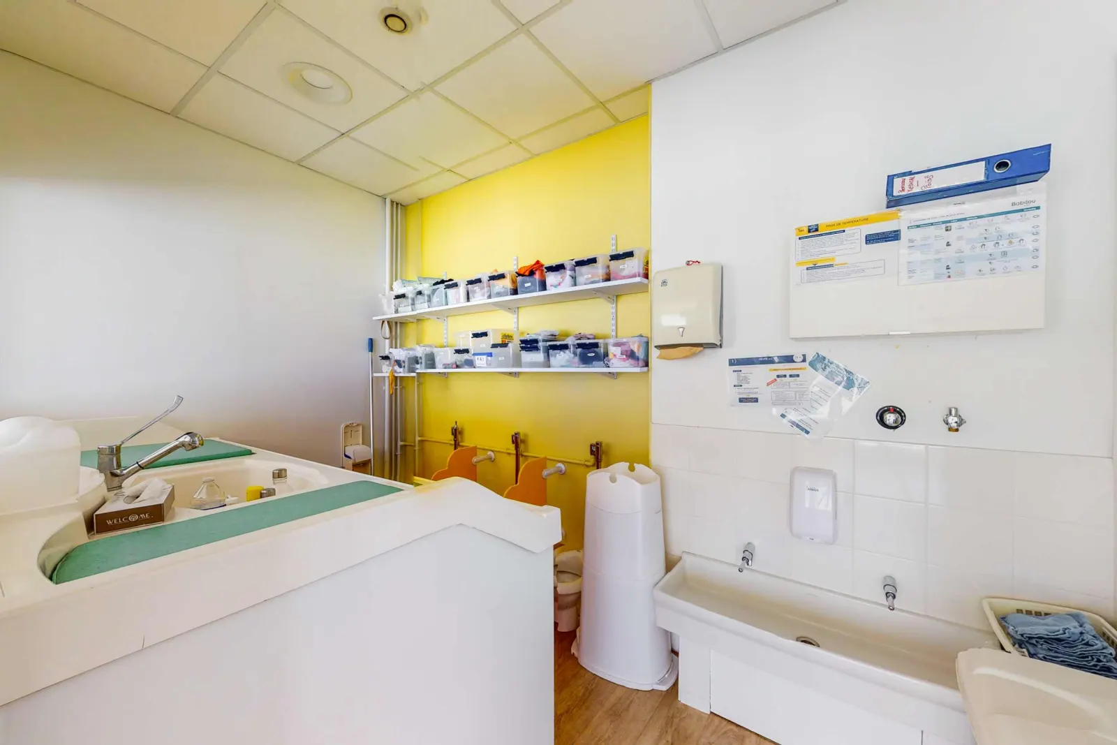 Salle de change de la crèche Babilou Poissy Gambetta