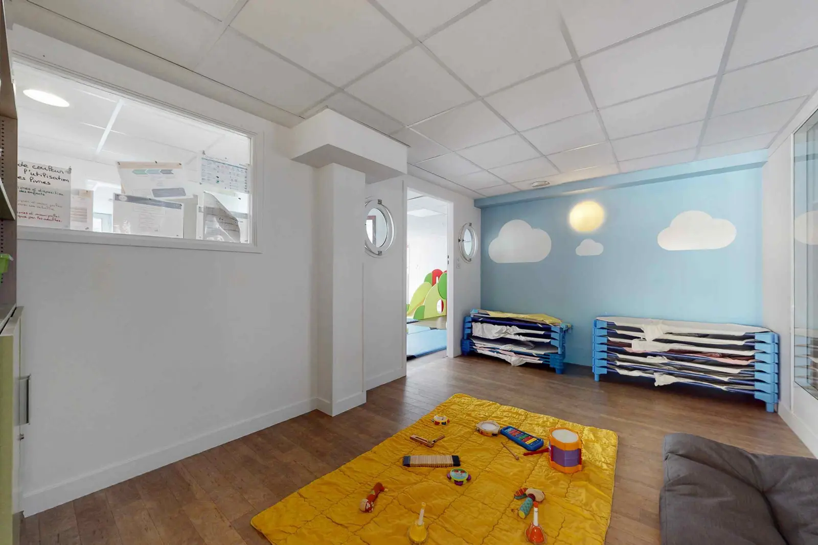 Salle de repos et d'éveil musical à la crèche Babilou Les Mureaux Foch