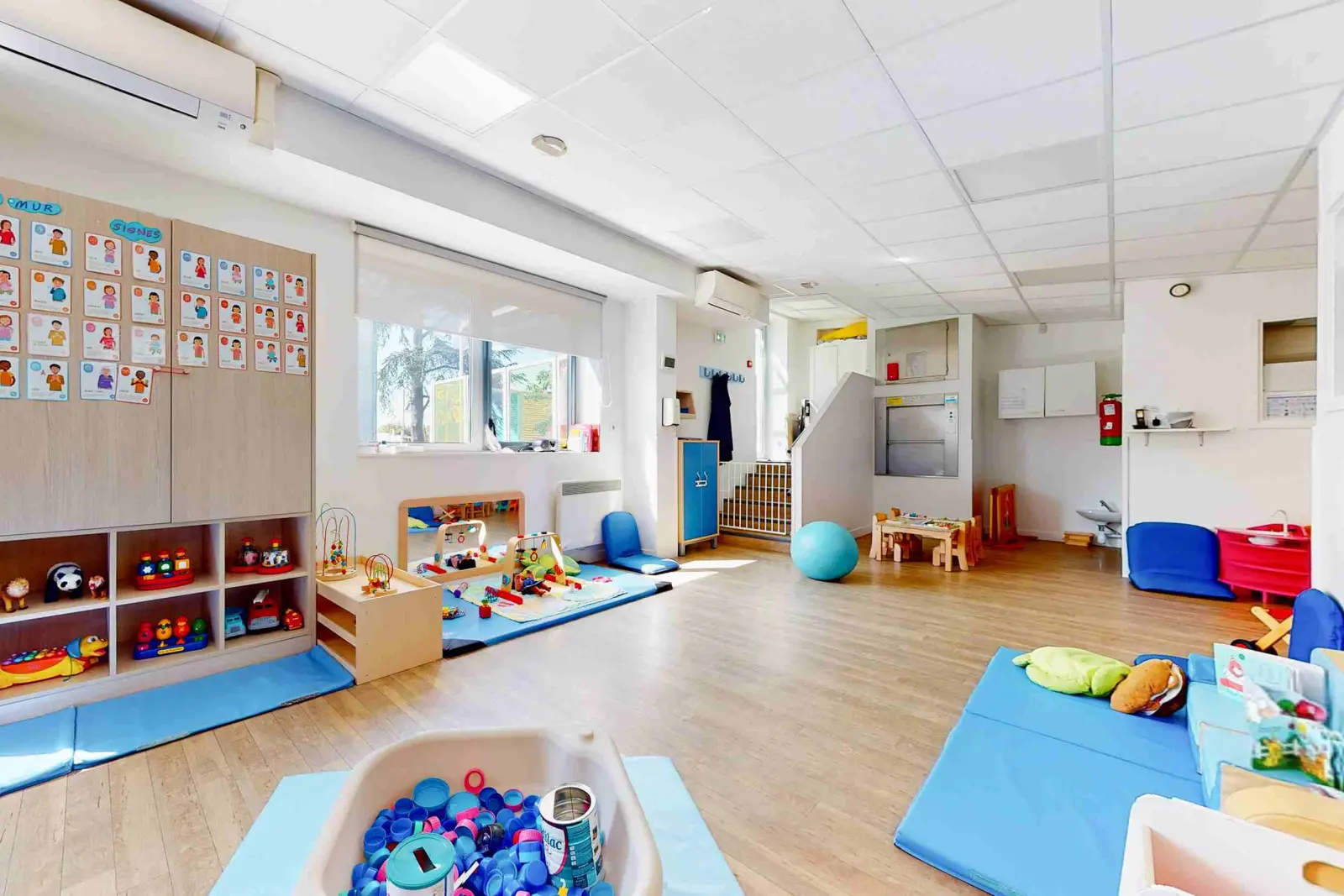 Espace de jeux et d'éveil pour les bébés à la crèche Babilou Les Mureaux Foch