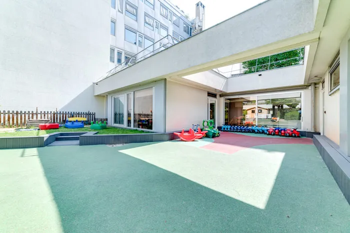 Terrasse extérieure de la crèche Montrouge Verdier à Montrouge