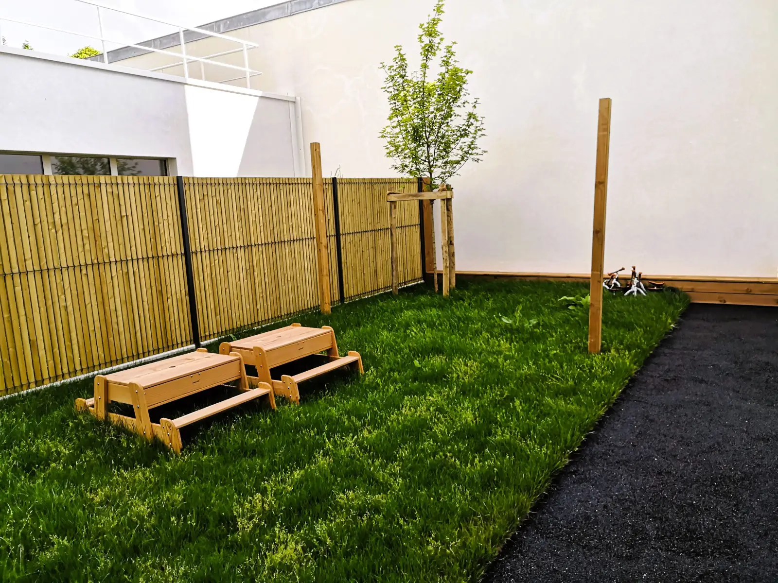 Jardin extérieur de la crèche Babilou Saint-Nazaire Normandie