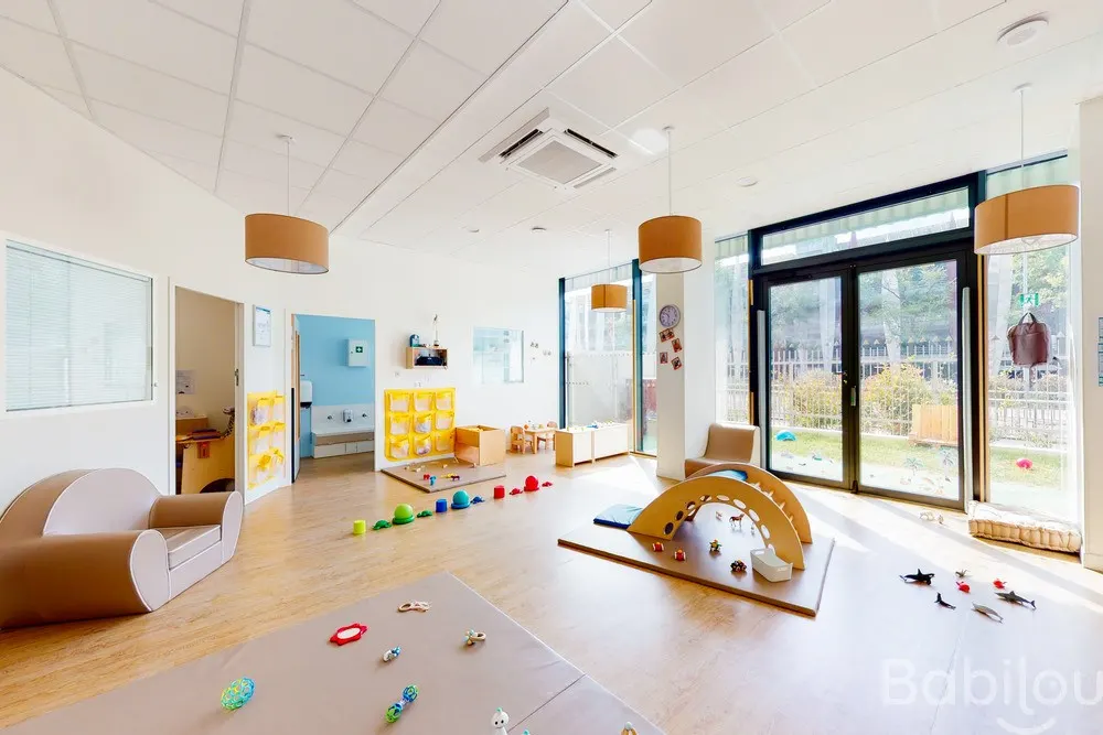 Salle de vie lumineuse avec vue sur le jardin, crèche Babilou Nantes Rondeau