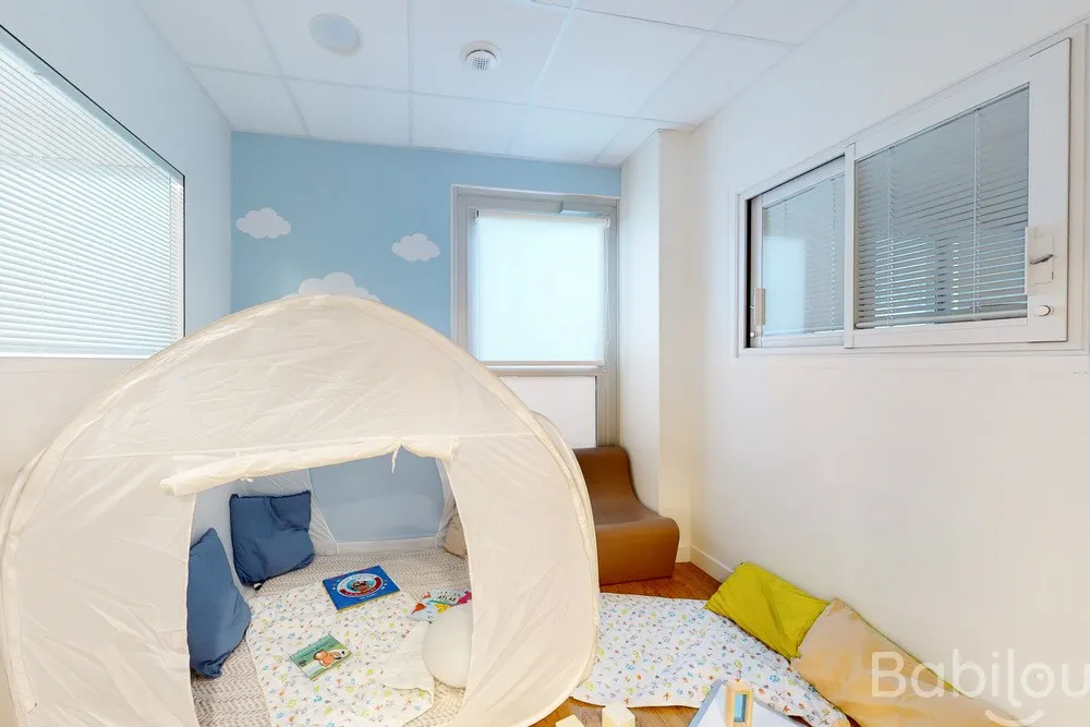 Coin lecture sous tente à la crèche Babilou Nantes Daguerre