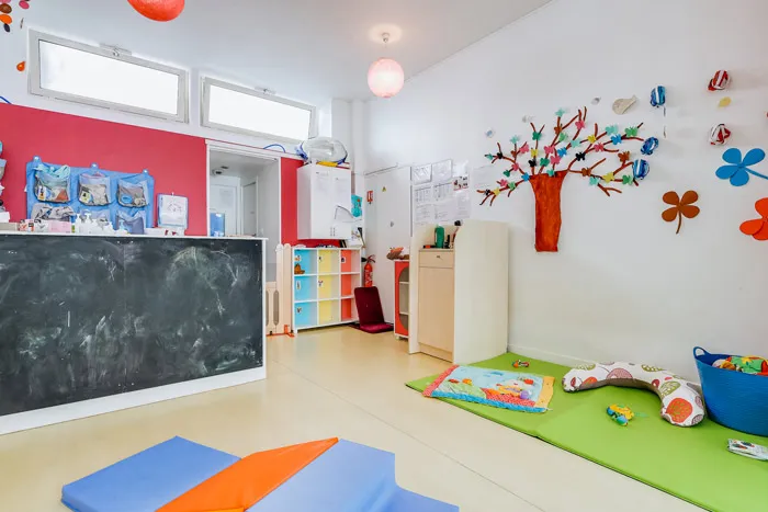 Coin activités et tableau de la micro-crèche La Boîte à Malices, Paris 15