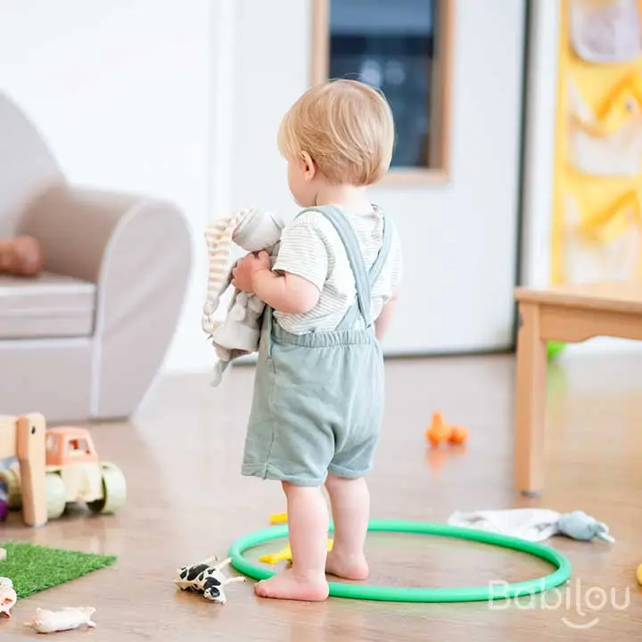Enfant jouant dans un espace d'éveil de la crèche Babilou Nantes Epinettes