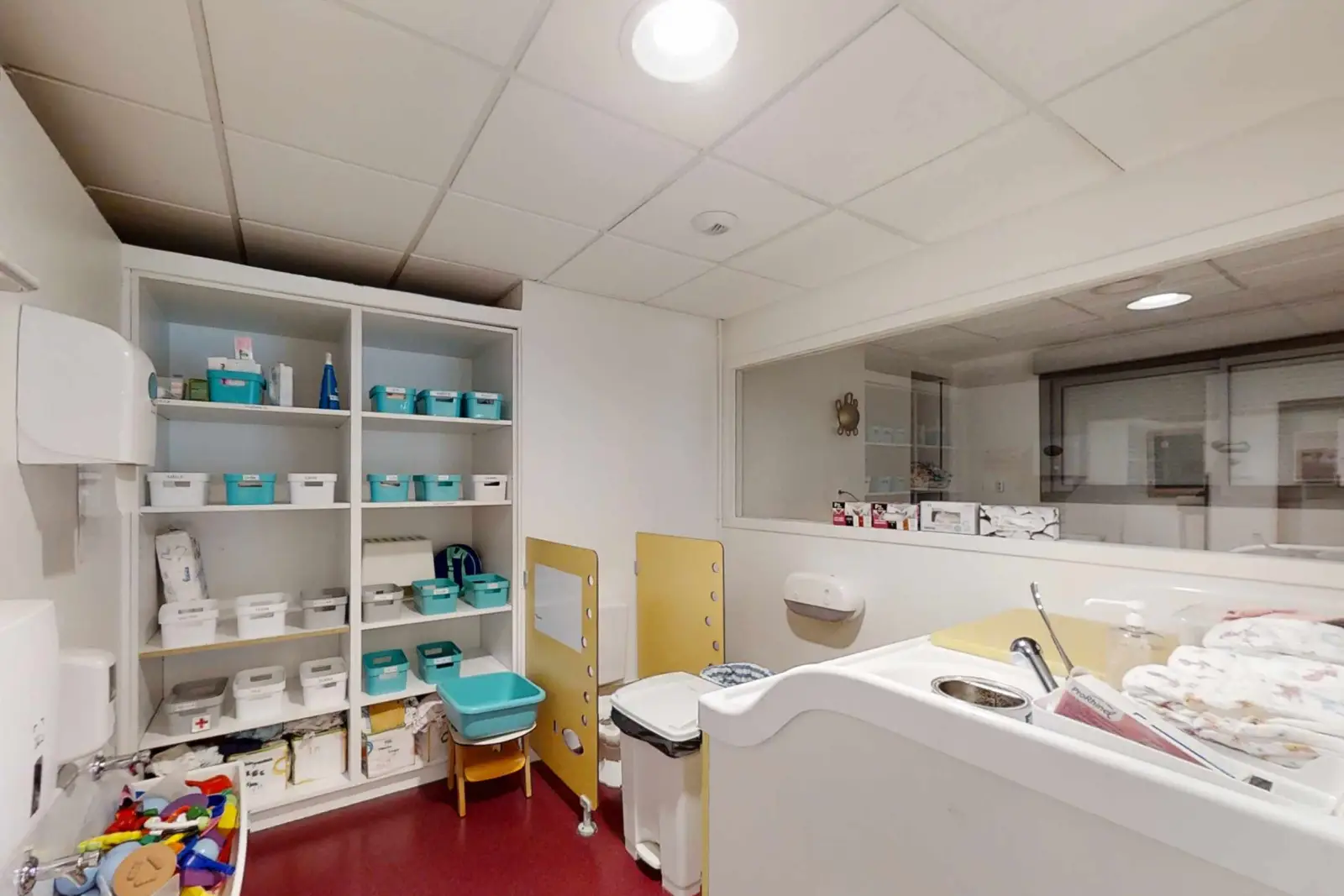 Salle de change et de soins de la crèche Babilou Saint-Grégoire Boutière