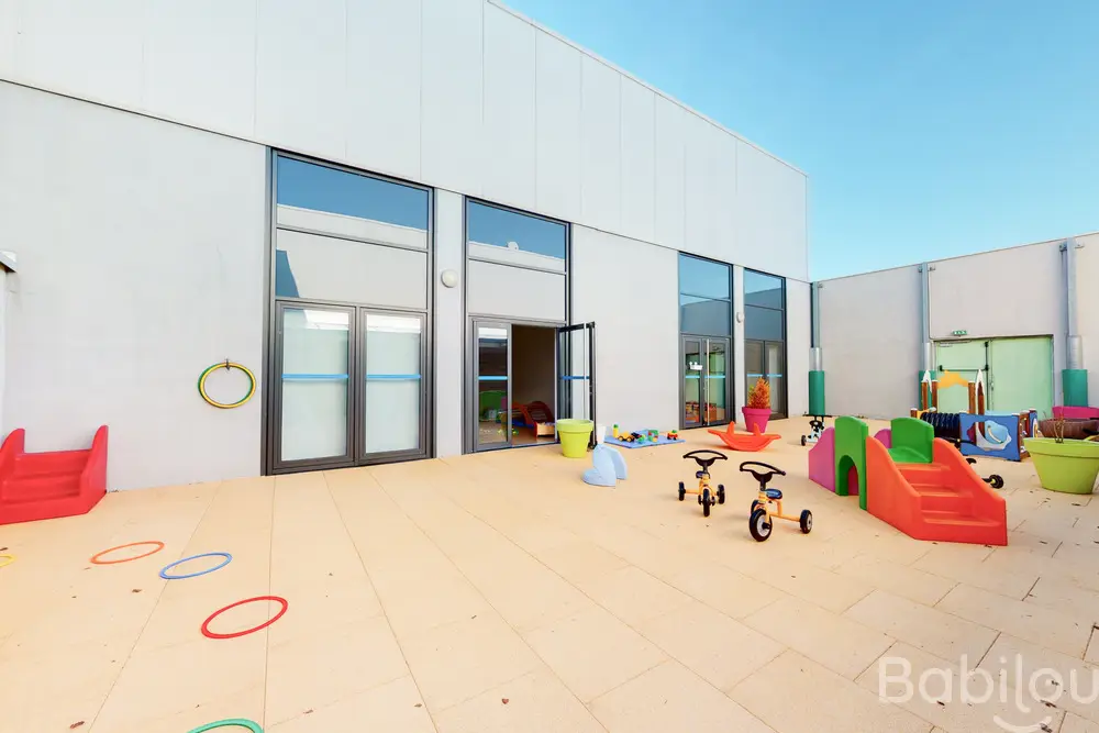 Terrasse extérieure avec jeux de la crèche Babilou Cholet Tracy