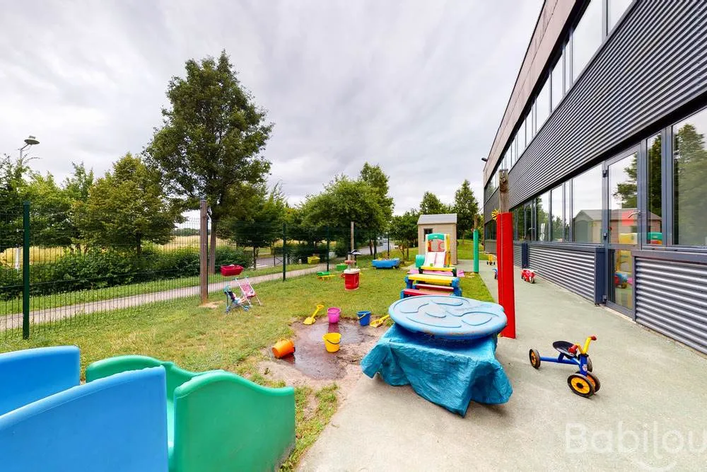 Terrasse et jeux extérieurs de la crèche Babilou Saint-Cyr/Loire Nobel