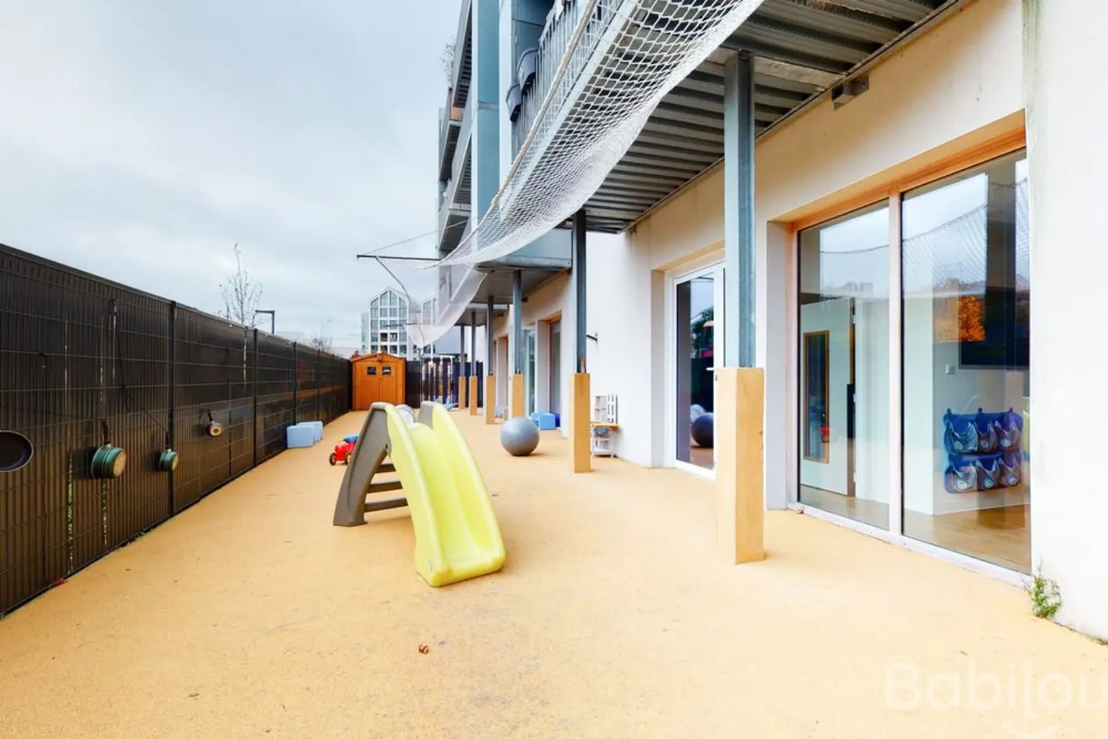 Terrasse de jeux extérieure de la crèche Babilou Angers Fulton