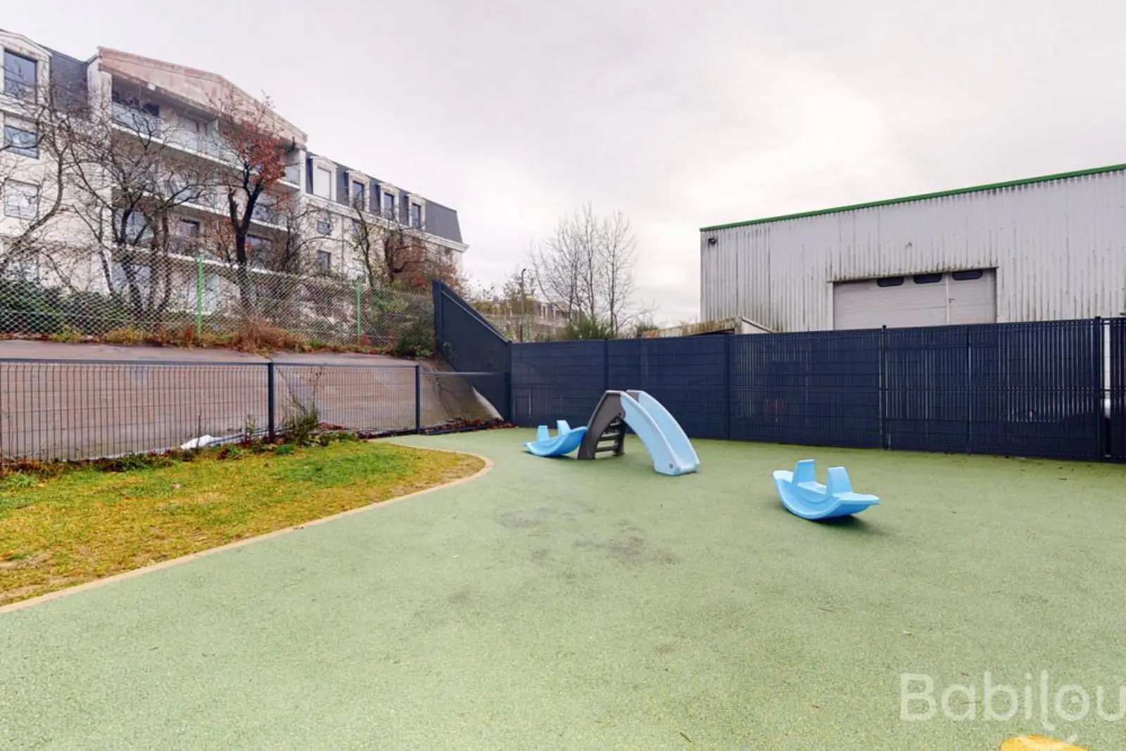 Jardin extérieur de la crèche Babilou Cesson-Sévigné Carrière