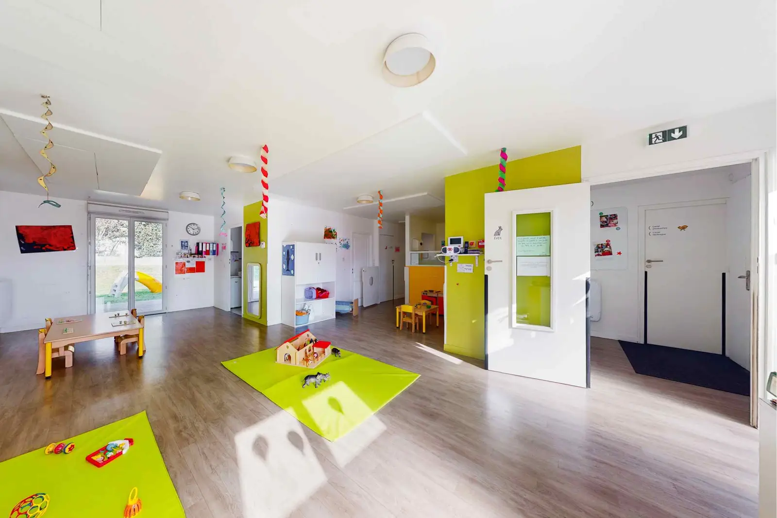 Salle de vie et vue sur le jardin de la micro-crèche Babilou Saint-Nazaire Chasse Marée