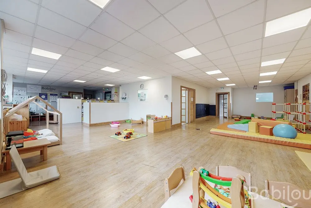 Grande salle de vie de la crèche Babilou La Madeleine Promenades