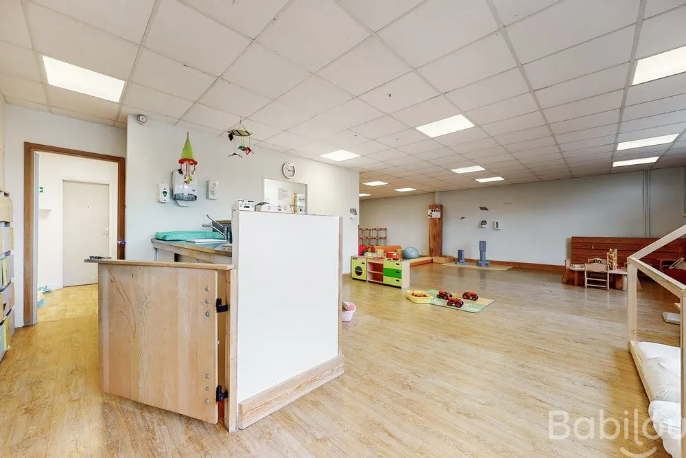 Salle de vie et espace de change de la crèche Babilou La Madeleine Promenades