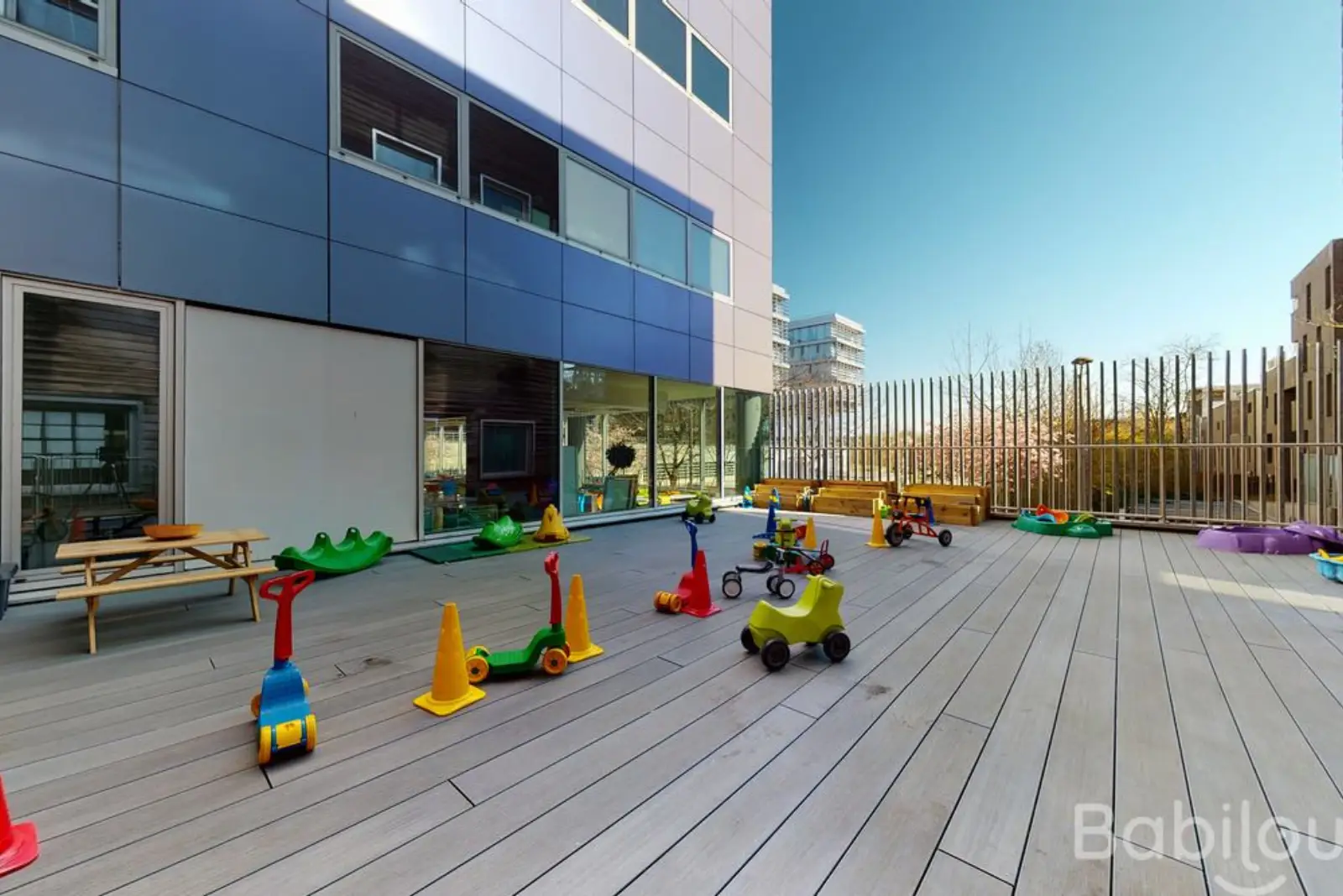 Terrasse extérieure avec jeux de la crèche Babilou Lille Hoover