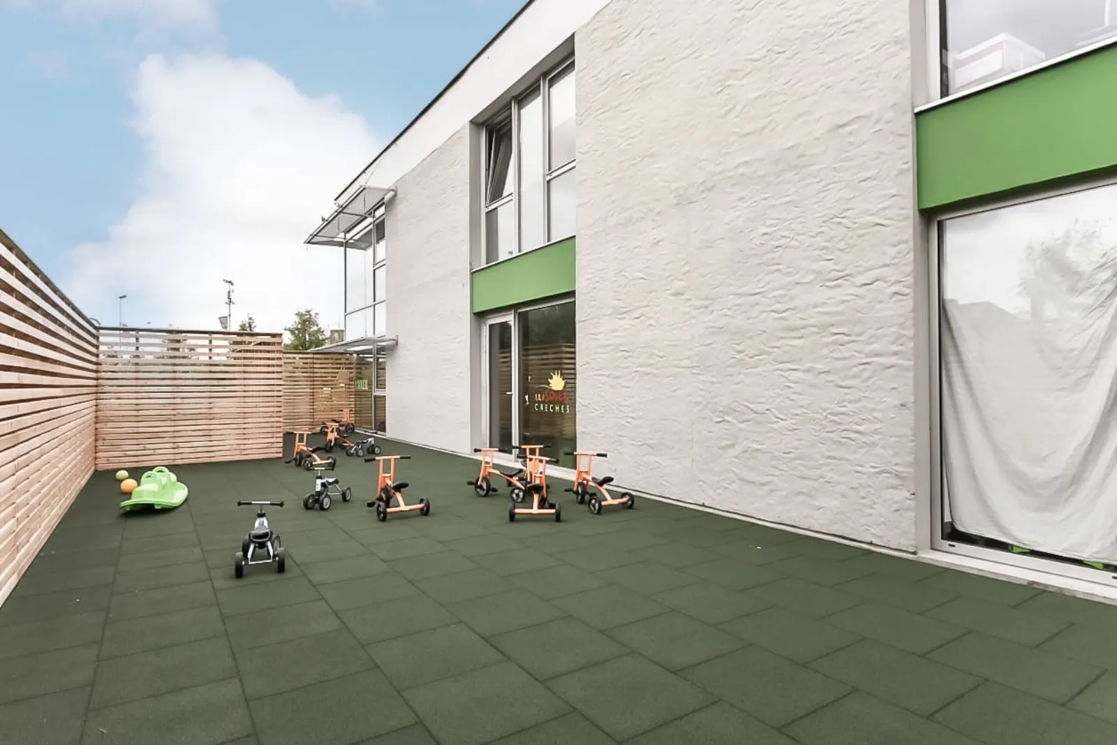 Cour extérieure avec tricycles de la crèche Babilou Marquette Wambrechies