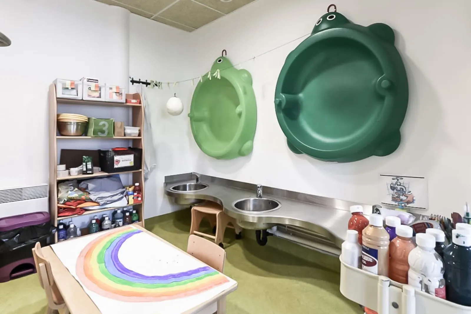 Coin peinture et point d'eau de la crèche Babilou Marquette Wambrechies
