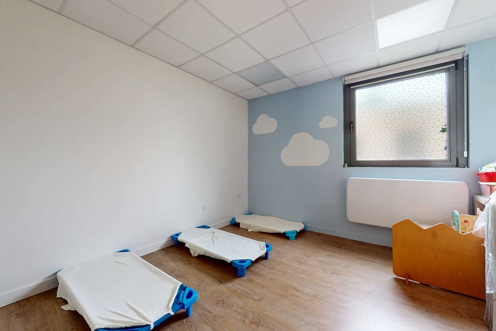 Salle de repos à la micro-crèche Babilou Villeneuve Parmentier