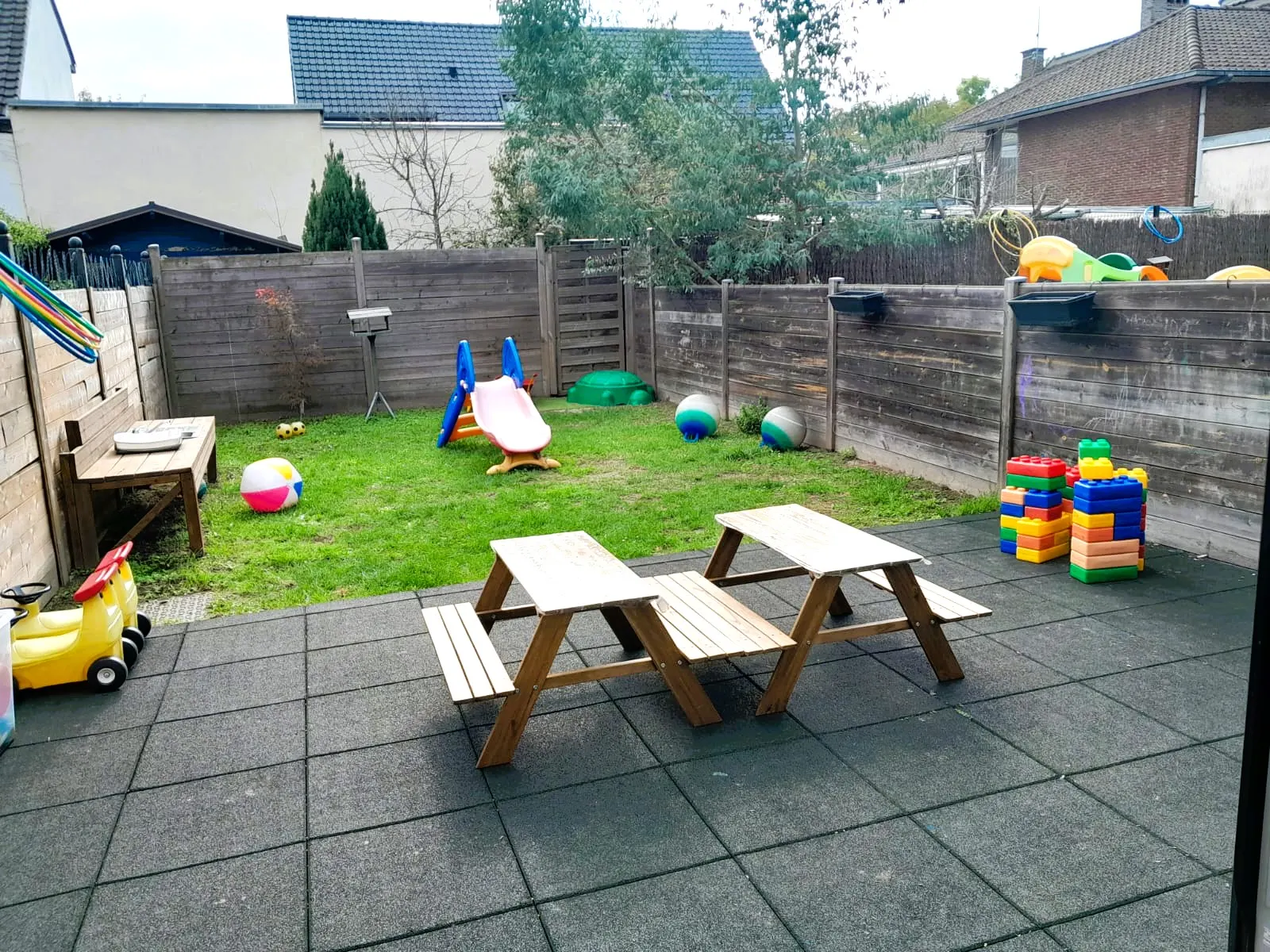 Un jardin extérieur pour jouer au grand air