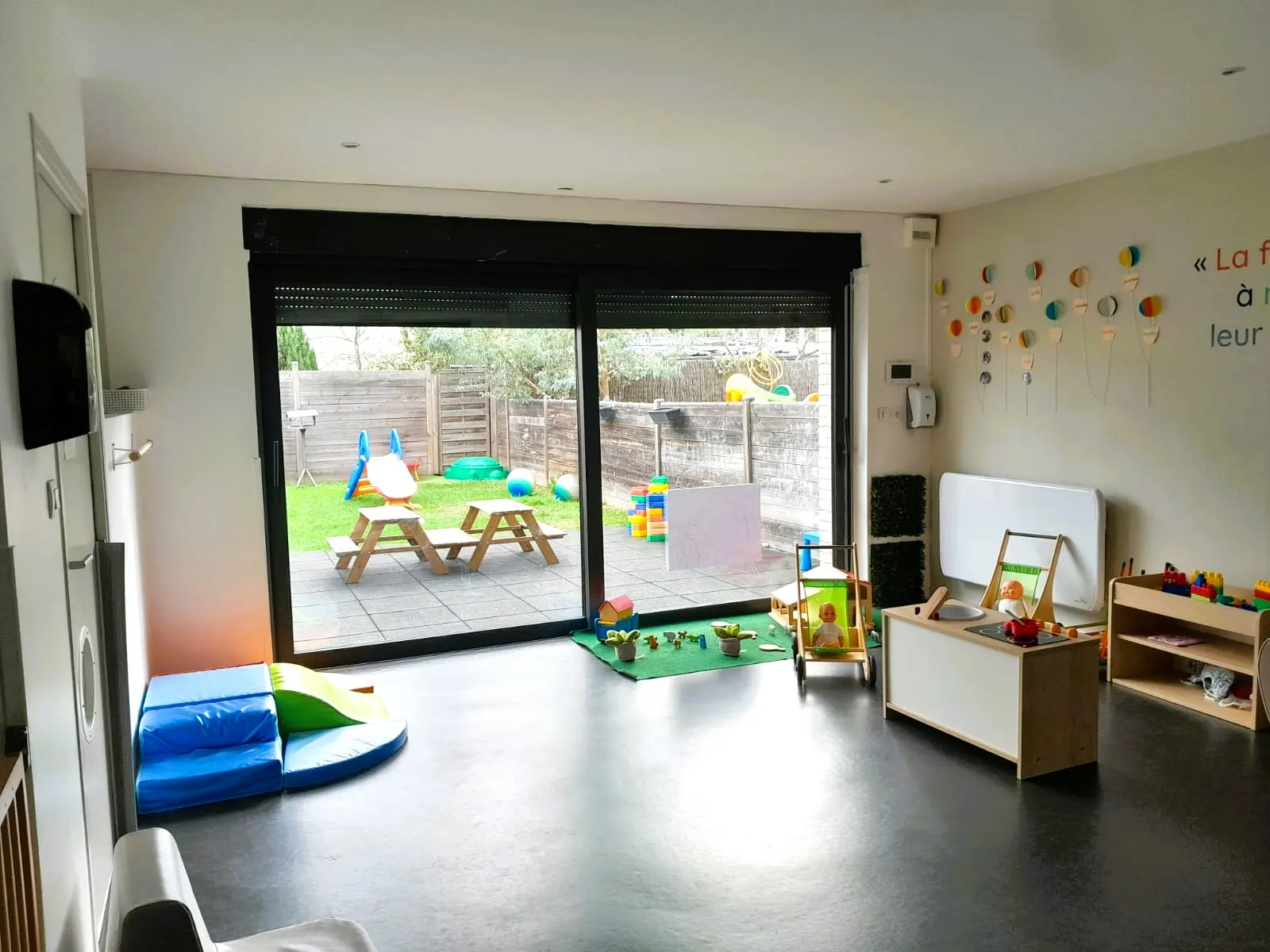 Salle de jeux avec vue sur le jardin à la micro-crèche Babilou Marcq Maginot
