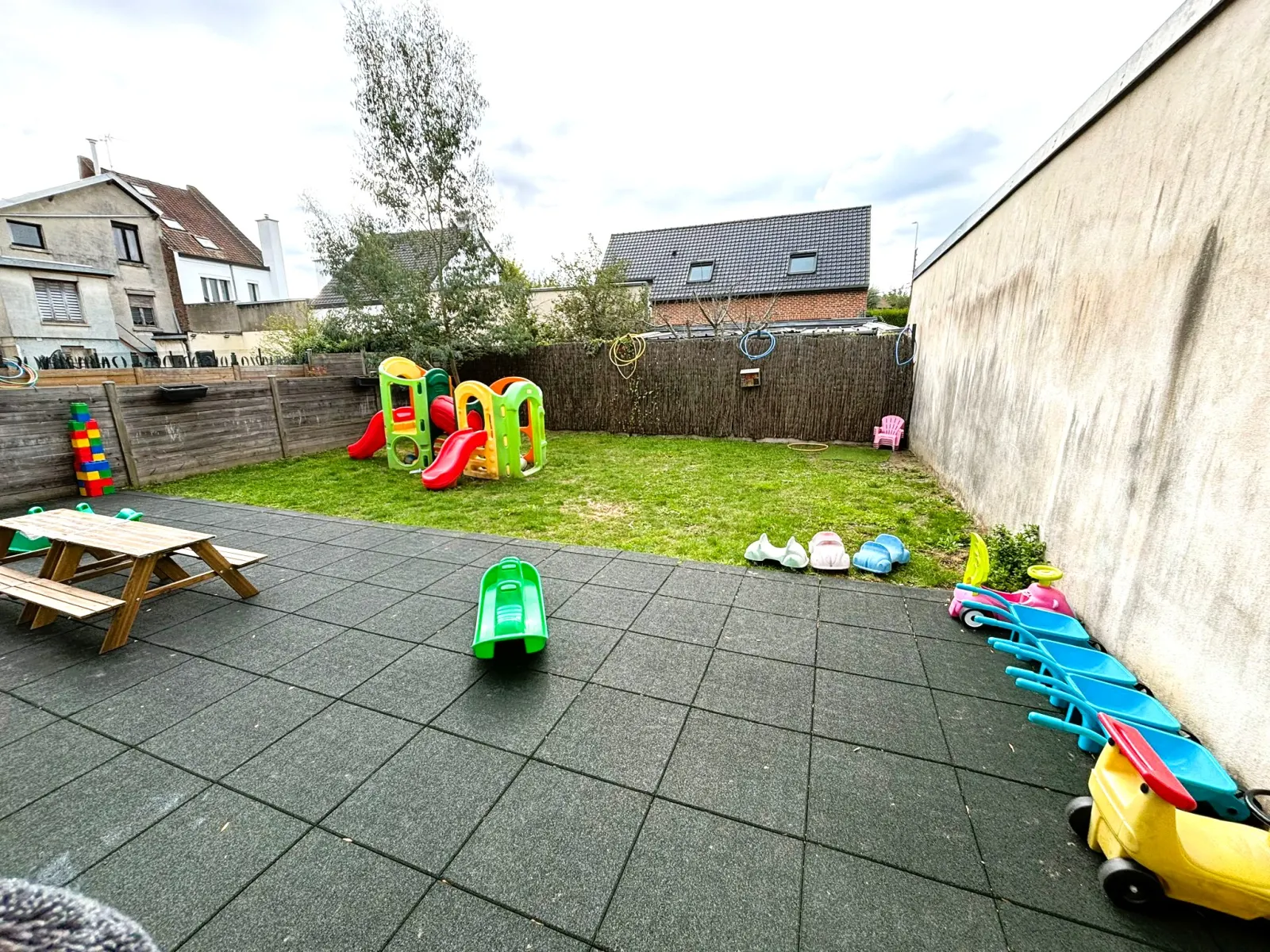 Jardin extérieur de la micro-crèche Babilou Marcq Maginot Club
