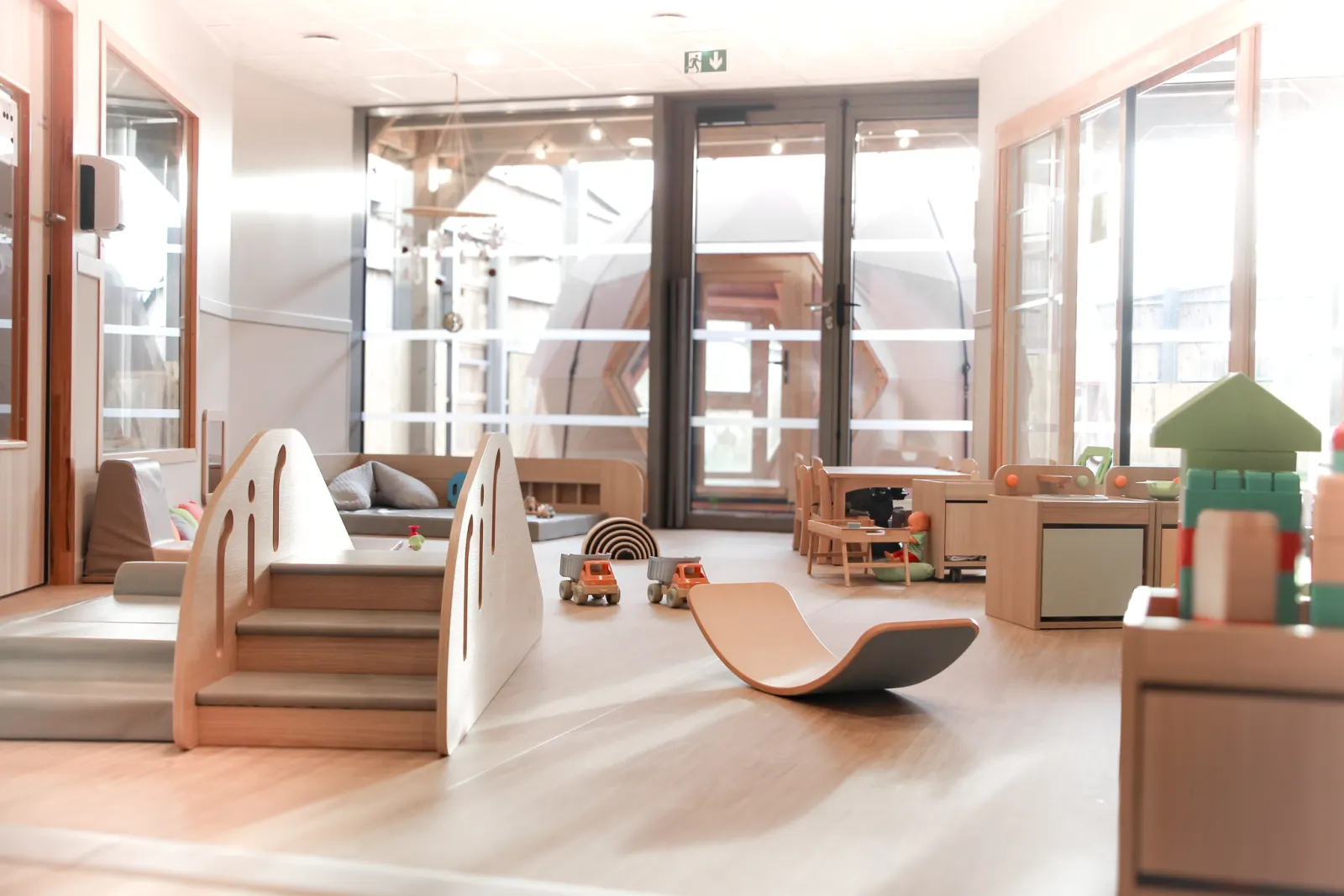 Salle de vie avec vue sur le jardin de la crèche Babilou Lezennes Moulin