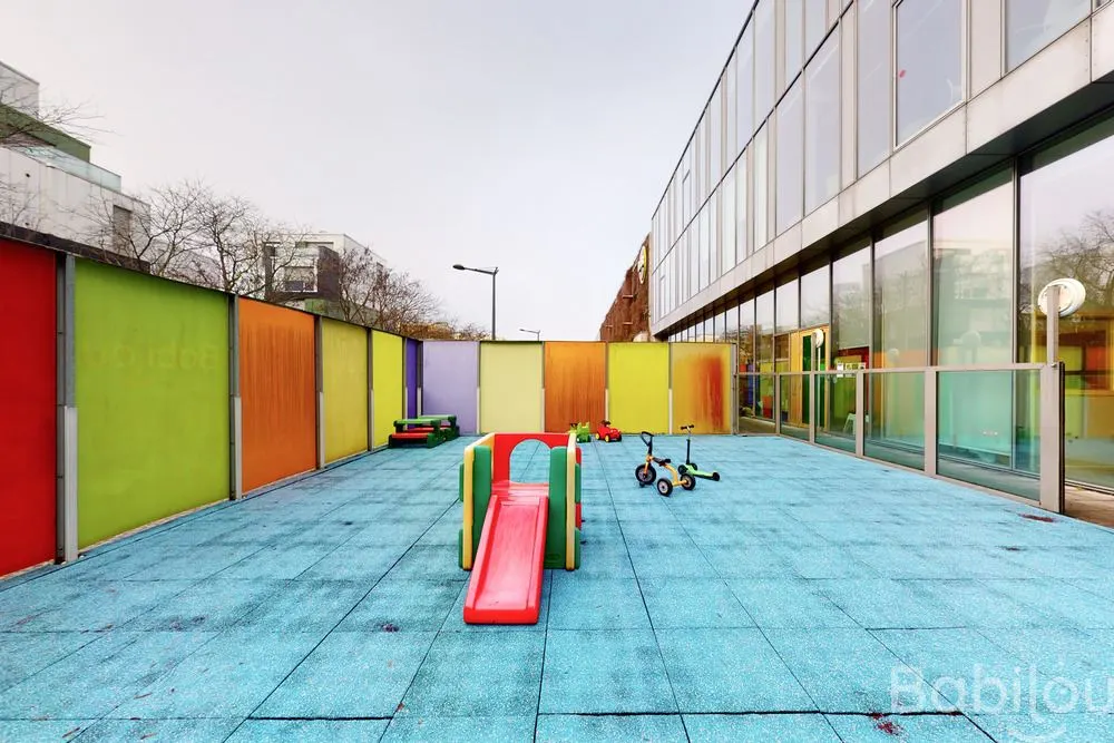 Cour de jeux extérieure de la crèche Babilou Lille Lempereur