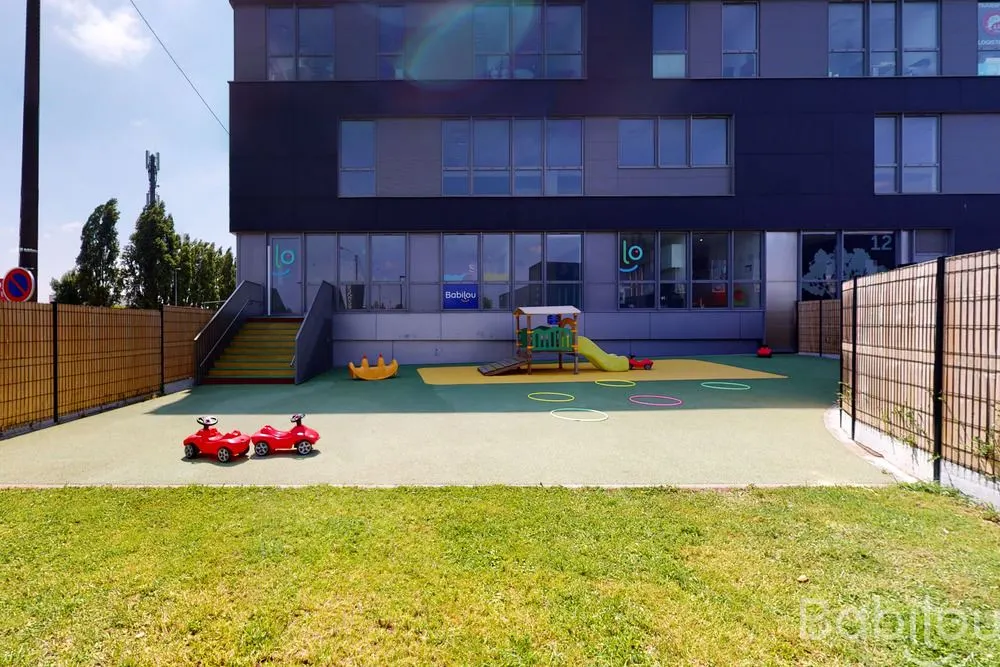 Cour de jeux extérieure de la crèche Babilou Lesquin Pic-au-vent