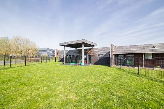 Façade et jardin extérieur de la crèche Babilou Sainghin-en-Mélantois Harrisson
