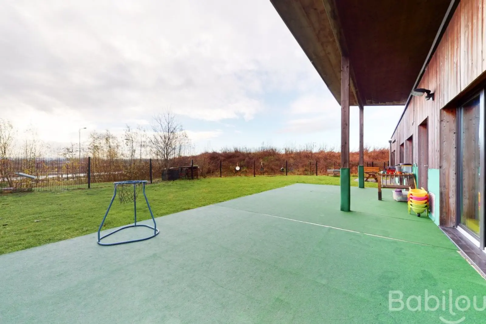 Terrasse extérieure et espace de jeux de la crèche Babilou Beuvry Marais
