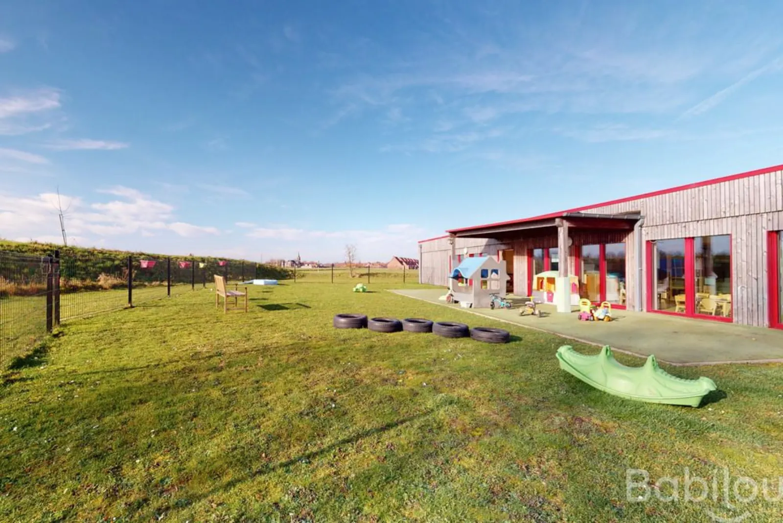 Façade et jardin extérieur de la crèche Babilou Baisieux Victor
