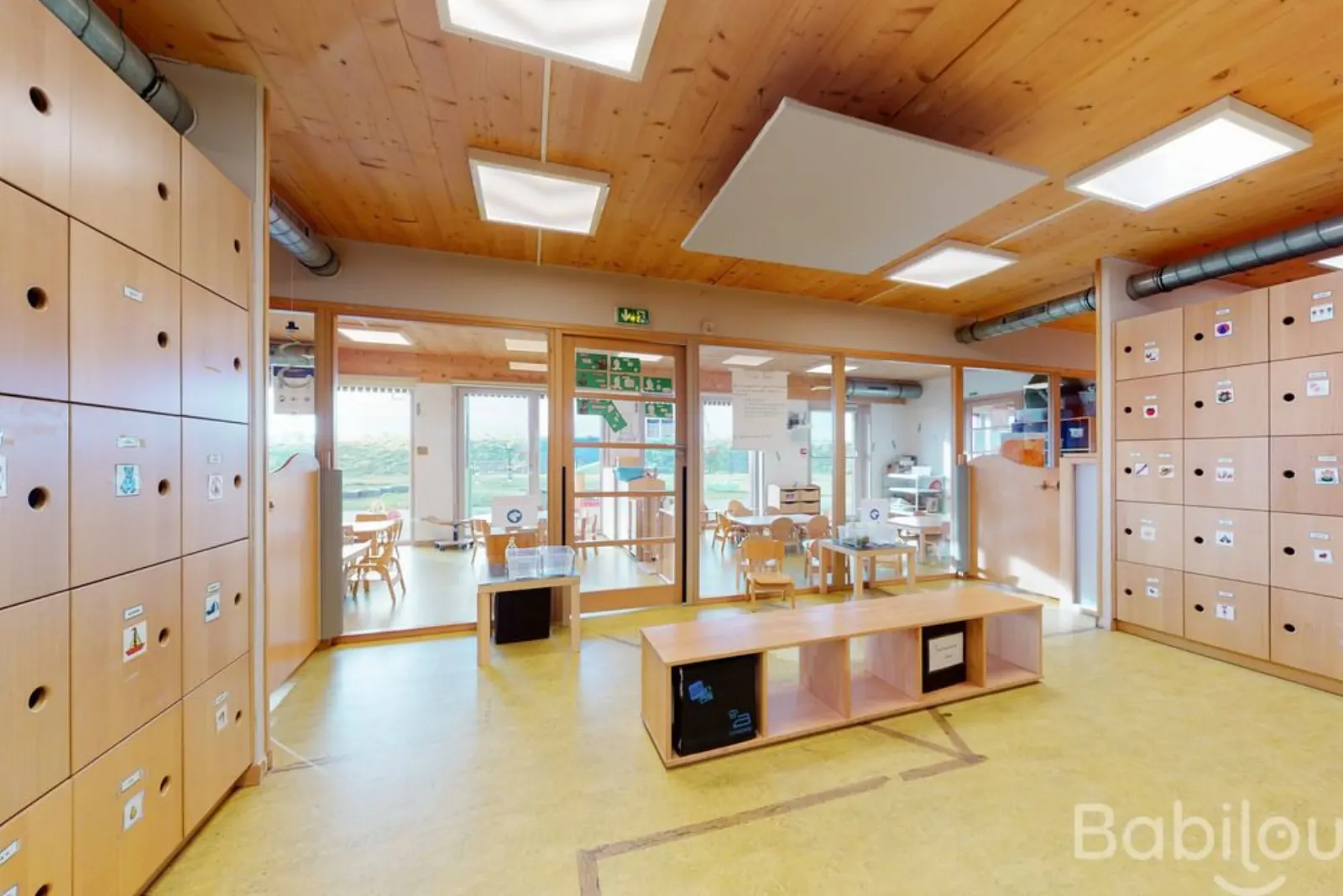 Hall et vestiaires de la crèche Babilou Baisieux Victor