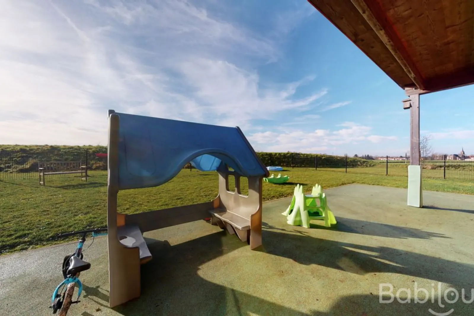 Espace de jeux extérieurs couvert de la crèche Babilou Baisieux Victor