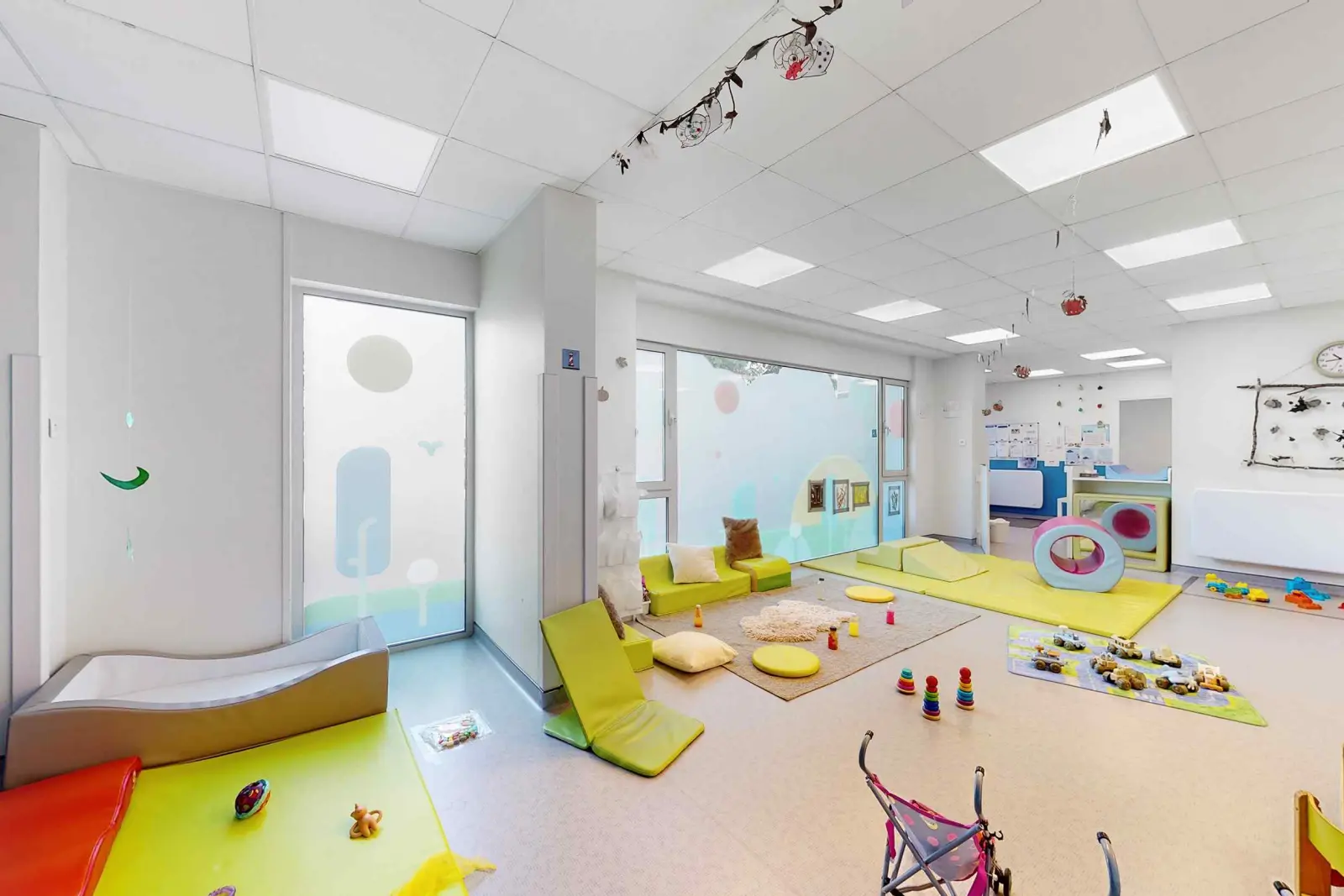 Grande salle de vie de la micro-crèche Babilou Lille Kennedy