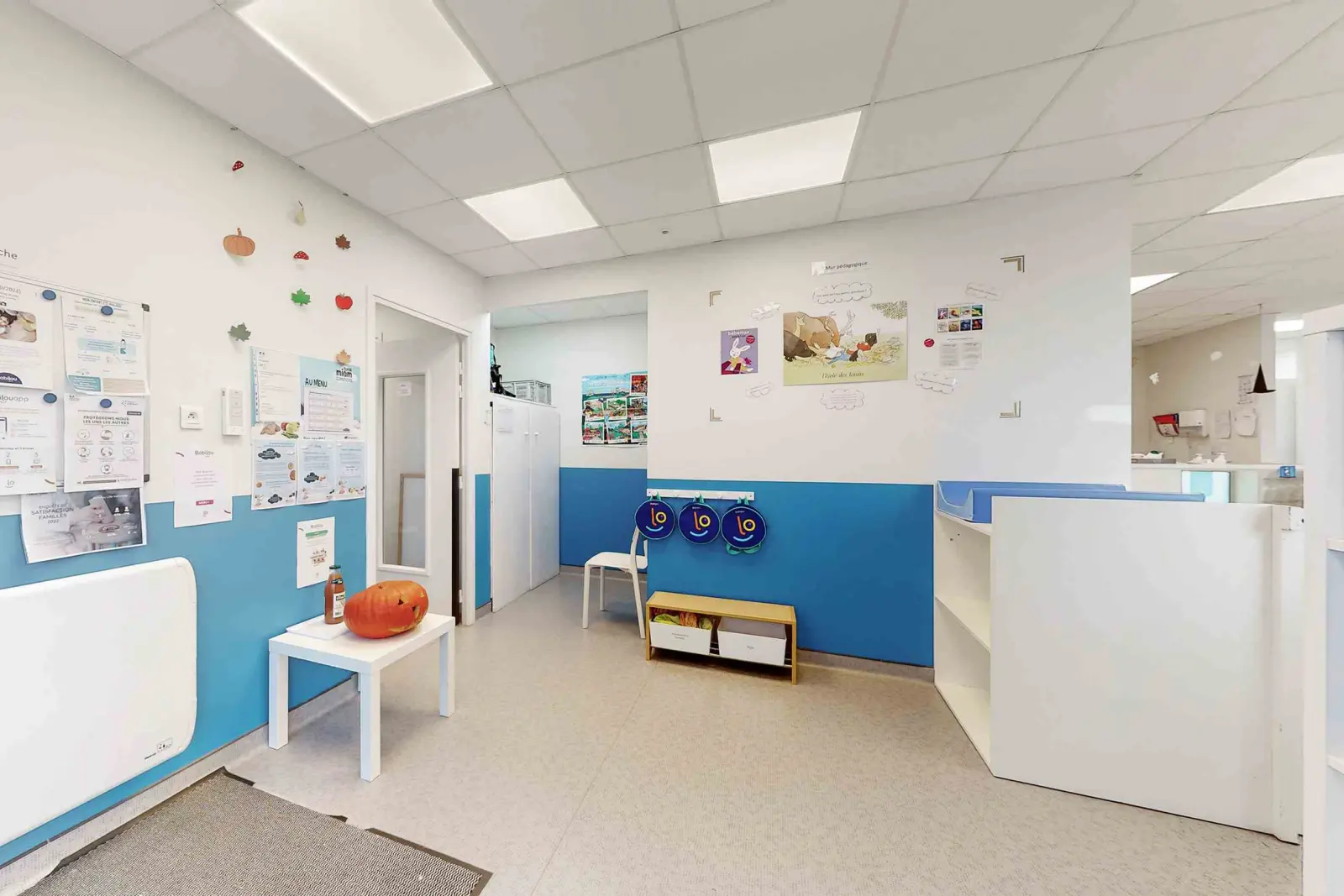 Vestiaire et espace change de la micro-crèche Babilou Lille Kennedy