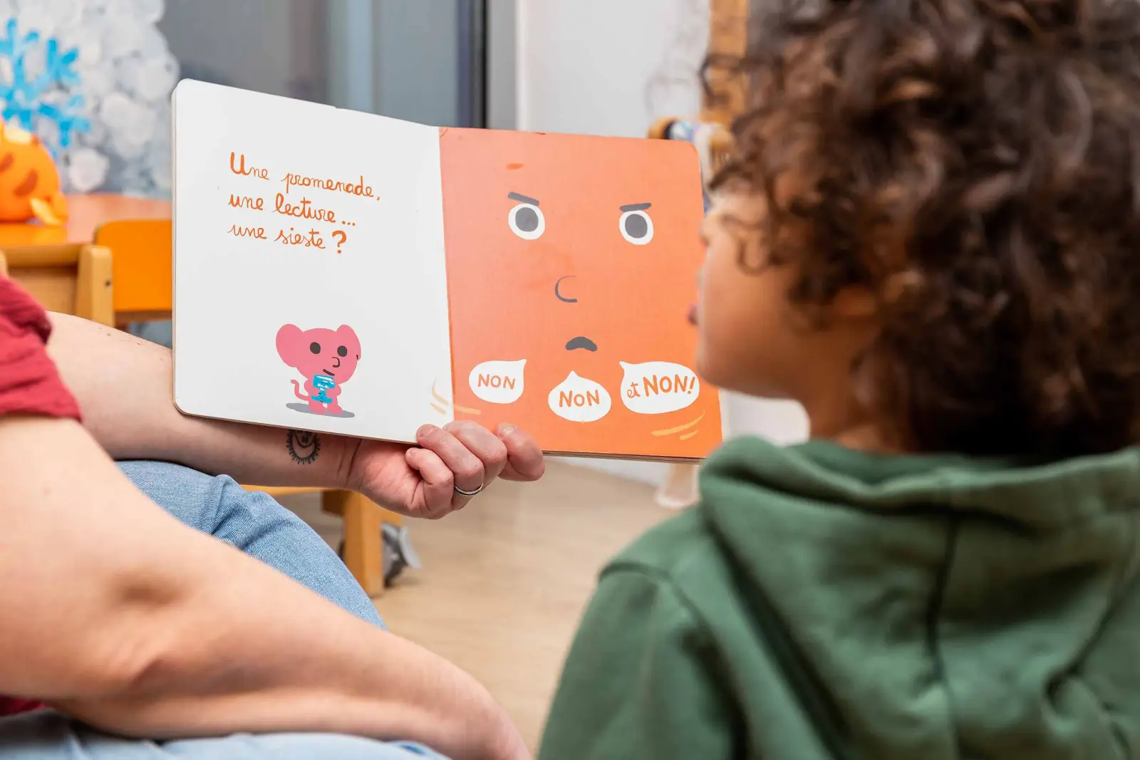 Moment de lecture à la micro-crèche Babilou Lille Moselle 2