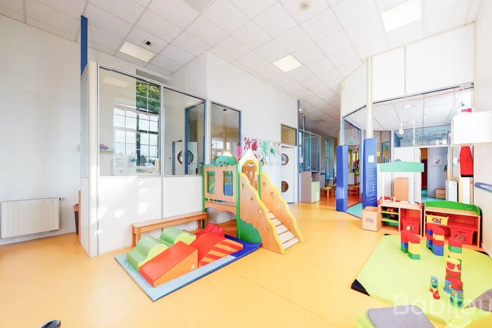 Espace motricité et toboggan de la crèche Babilou Bonnemain Armorique