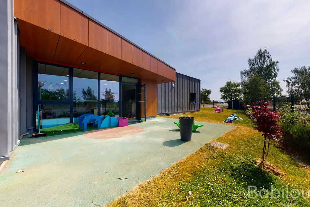 Façade moderne en bardage bois de la crèche Babilou Etrelles Piquet