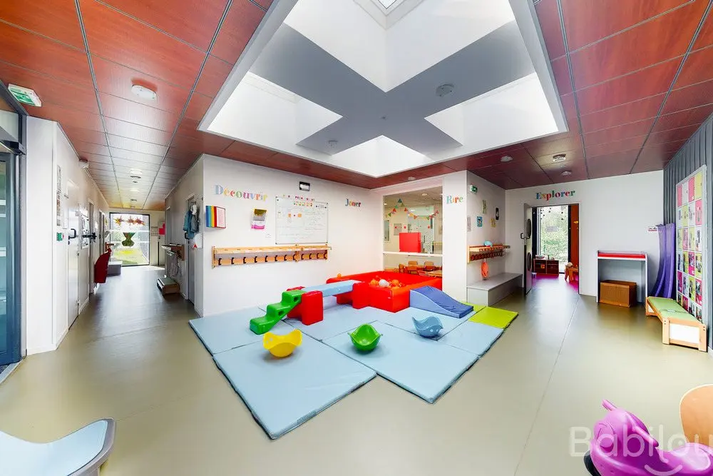 Hall central et puits de lumière de la crèche Babilou Etrelles Piquet