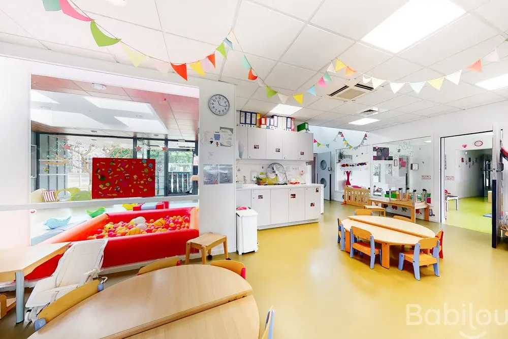 Salle de jeux avec piscine à balles de la crèche Babilou Etrelles Piquet
