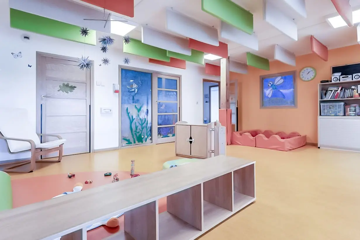 Salle de vie de la crèche Babilou Châteaubourg Cugnot