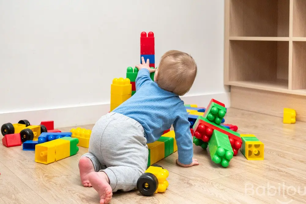 Jeux de construction à la micro-crèche Babilou Nantes Jean XXIII