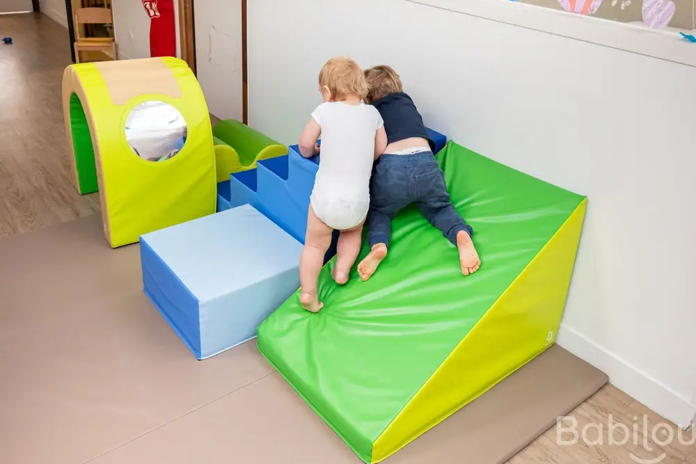 Motricité libre à la micro-crèche Babilou Nantes Jean XXIII