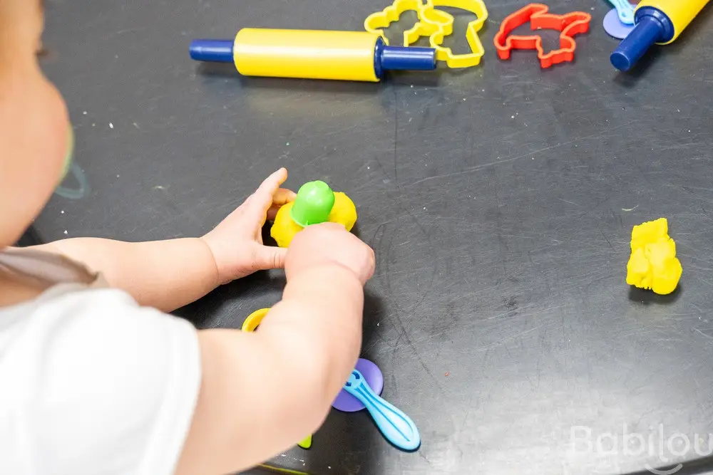 Jeu de pâte à modeler à la micro-crèche Babilou Nantes Jean XXIII