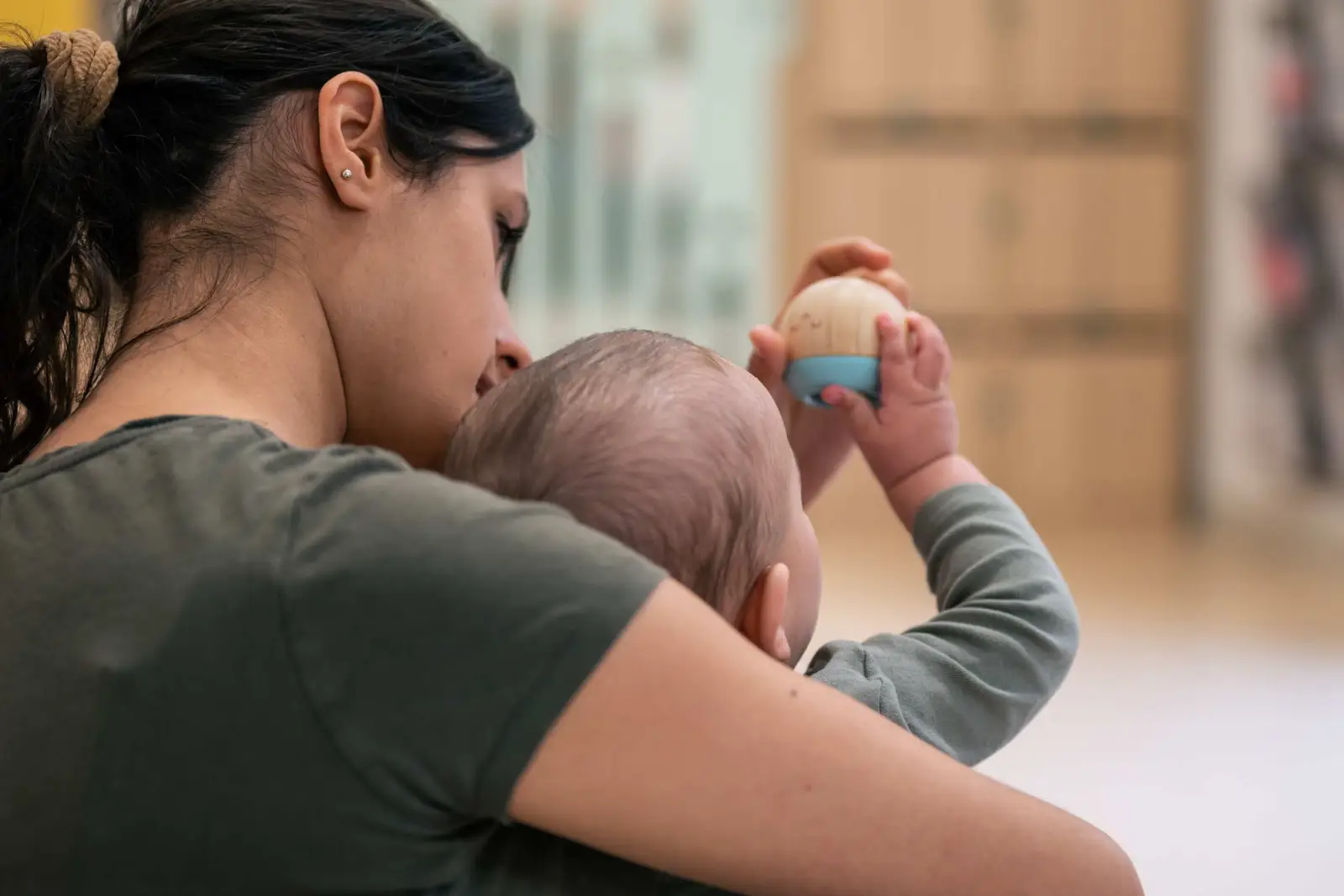 Moment tout en douceur avec un bébé à la crèche Babilou Le Mans Belé