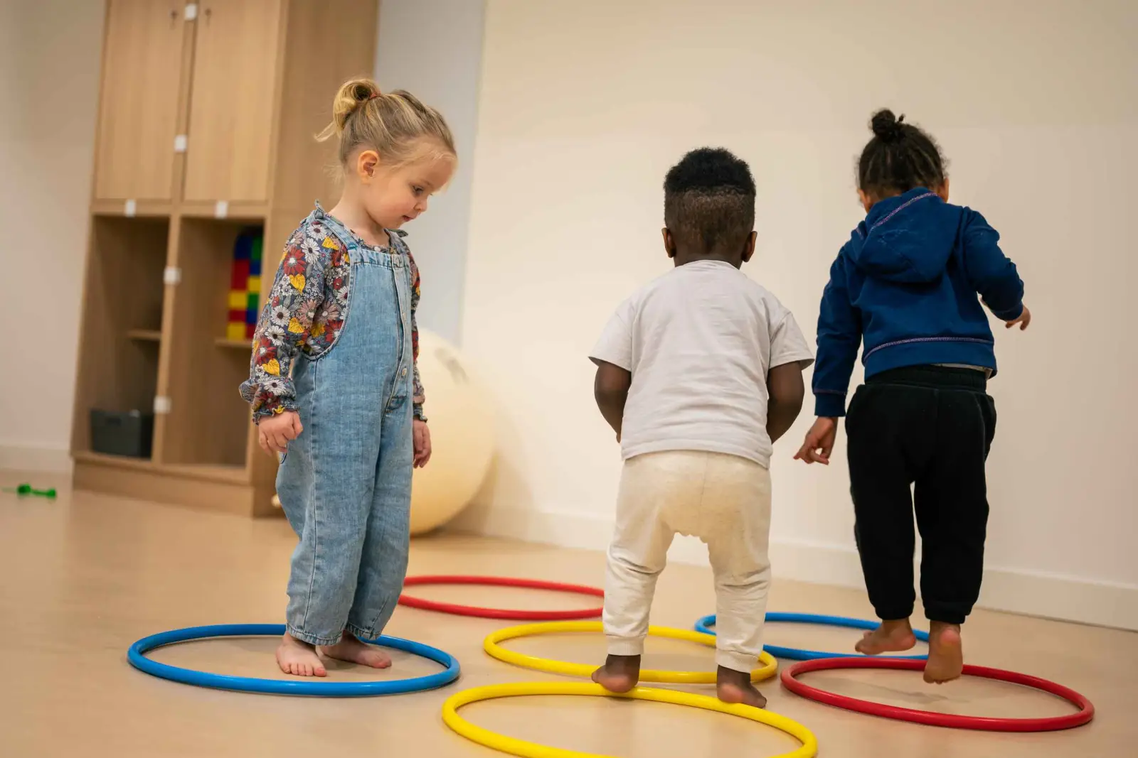 Activité de motricité pour les enfants de la crèche Babilou Le Mans Belé