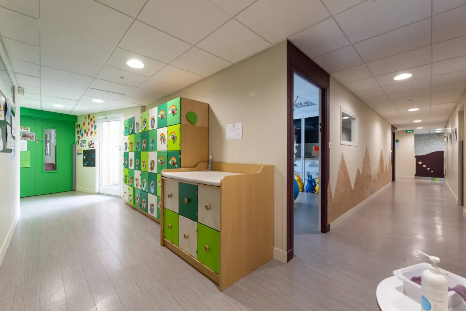Couloir et vestiaires décorés de la crèche Pim Pam Pomme Bourguébus