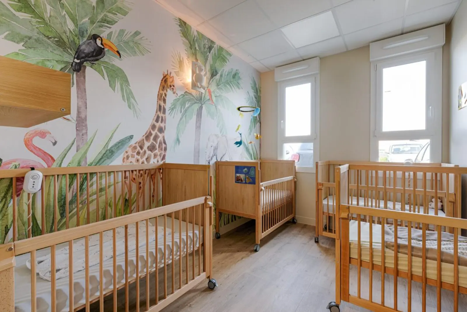 Dortoir de la section Pimi, décor jungle, à la crèche Pim Pam Pomme Bourguébus