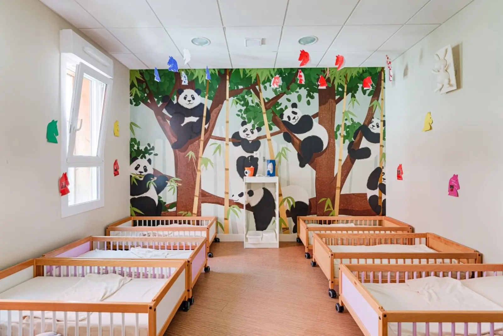 Dortoir de la section Pomme, décor pandas, à la crèche Pim Pam Pomme Bourguébus