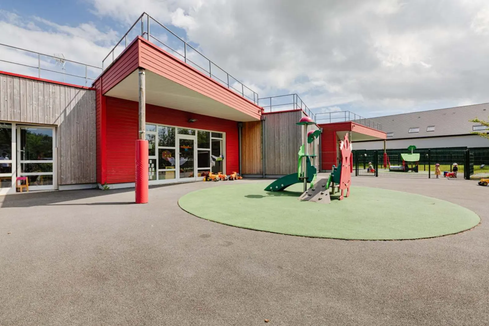 Façade et jardin extérieur de la crèche Pim Pam Pomme Bourguébus Nations
